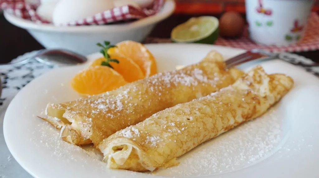 Crêpes posées dans une assiette avec quelques agrumes